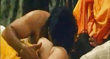 ആ മനുഷ്യൻ ഒരു ഇരുണ്ട തൊലി സൌന്ദര്യം ഫക്ക് അവളുടെ വായിൽ കം നിറയ്ക്കുന്നു