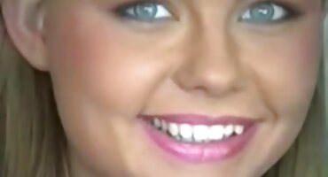 ചബ്ബി ബ്ലൊംദെ ഒരു മനുഷ്യൻ വിഴുങ്ങാൻ അവനെ കുടുക്കുന്നു