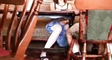 കഴുത്തിലെ ഫക്ക് സമയത്ത്, പെൺകുട്ടി സ്വയം തുടച്ചു ആൺകുട്ടിയുടെ ബീജത്തെ വിഴുങ്ങി