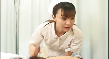 വിവാഹിതനായ ബേബി ഒരു കുളിച്ചു അവളുടെ പ്രിയപ്പെട്ട ഭർത്താവിനൊപ്പം