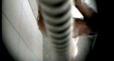 ദുർബലരായ മൂന്നുപേർ: പേശികളുള്ള മാച്ചോ വഴി ബ്ലോണ്ട് നാറി