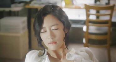 പക്വതയുള്ള പക്വതയുള്ള മാച്ചോ വീട്ടിൽ രണ്ട് യുവ സ്ലത്തുകൾ ആസ്വദിക്കുന്നു