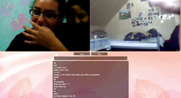 മുതിർന്നവർക്കുള്ള വെളുത്ത കട്ടിലിൽ ഓഫീസിൽ വലത് നാശം