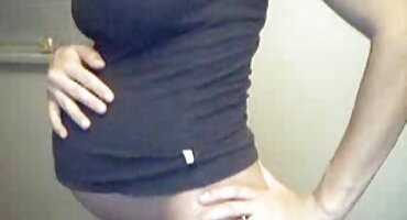 ഒരു നേർത്തതും ബസ്റ്റി ബ്ലോണ്ടും കഴുതയുടെ വീഡിയോ