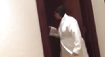 യംഗ് സഹോദരൻ സൌമ്യമായി അവളുടെ വലിയ കോഴി ചേച്ചി