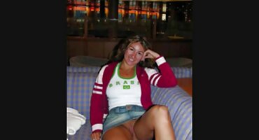 പെൺകുട്ടി ക്രിസ്മസ് വസ്ത്രങ്ങൾ ധരിച്ച് ഒരു ഉത്സവ ഗുഡ്-യോനീ സെക്സ് കൊണ്ട് ഭർത്താവിനെ സന്തോഷിപ്പിച്ചു