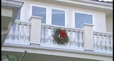 പിങ്ക് തോംഗ് ലെ പെണ്കുട്ടി വലിയ കോഴി കൂടെ പുരുഷ