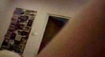 വീട്ടിലെ നഗ്നയായ പെൺകുട്ടി ഒരു ആൺകുട്ടിയെ നഗ്നനാക്കി കിടക്കയിൽ അവന്റെ ഇണചേർത്തു