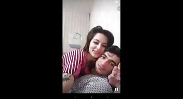 കാമുകി ലക്ഷേരിക്ക് വസ്ത്രം ധരിച്ചു, പക്ഷേ കോഴിയെ വലിച്ചെറിയേണ്ടിവന്നു