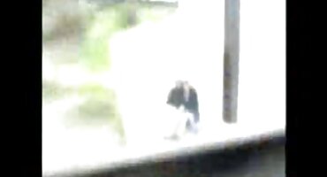 രണ്ട് മനോഹരമായ ബ്രൂണെറ്റുകൾ രസകരമാണ് കിടക്കയിൽ ഒരു ഡിൽഡോ