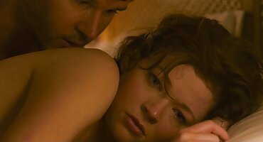 യംഗ് ഡോഗി സ്റ്റൈൽ സ്വയംഭോഗം അവളുടെ കഴുതയും ഇറുകിയ സമനിരപ്പുണ്ടാക്കുക ഒരു കൃത്രിമ