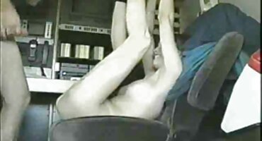 സ്ലെൻഡർ പെൺകുട്ടി എല്ലാ ദ്വാരങ്ങളിലും നശിപ്പിച്ചു വായിൽ