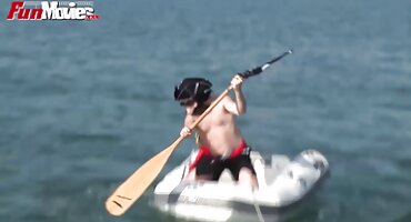 ഓറൽ സെക്സിനു ശേഷം യുവ ബ്രൂണെറ്റ്സ് വികാരഭരിതനായി കഴുതയിൽ