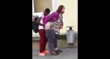 രണ്ട് ആൺകുട്ടികളും ഒരു വലിയ ഗംഗാധരൻ സെ ബി ആർ