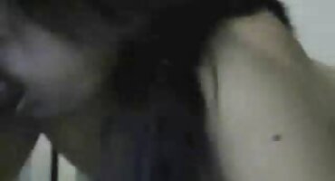 ഒരു വാടക അപ്പാർട്ട്മെന്റിൽ, ഒരു പിക്കപ്പ് ട്രക്ക് ഒരു ചെറിയ പക്ഷേ മനോഹരമായ സ്തനങ്ങൾ ഒരു സ്ത്രീയെ