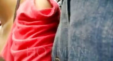 ഒരു പരിചയസമ്പന്നനായ മനുഷ്യൻ എല്ലാ വിള്ളലുകളിലും ഒരു പ്രായപൂർത്തിയായ സ്ത്രീയെ ശപിക്കുന്നു