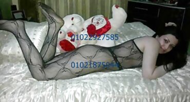 പെൺകുട്ടി അവളുടെ ഹുഡ് ഒരു ഡില്ഡോ കുടുങ്ങി ഒരു ശക്തമായ രതിമൂർച്ഛ വരെ സ്വയം