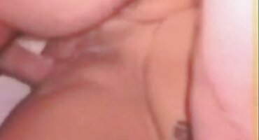 സ്കിൻ ബ്രൂണാ ബ്രൂണാ ബ്രൂണാ സ്റ്റോക്കിംഗിൽ ഒരു നഗ്നനായ കാമുകൻ നഗ്നനായി