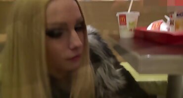 കിങ്ക് റുസ്സ റഷ്യൻ പെൺകുട്ടി വലിയ കോഴി സോഫയിൽ കഴുത നാറി