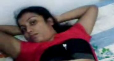 വിദ്യാർത്ഥി ചെറുപ്പക്കാരൻ നന്നായി കോഴി കുടിച്ചു