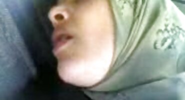 പരിചയസമ്പന്നയായ ഒരു സ്ത്രീയുമായി രണ്ട് യുവ സുഹൃത്തുക്കൾ ഫക്ക്