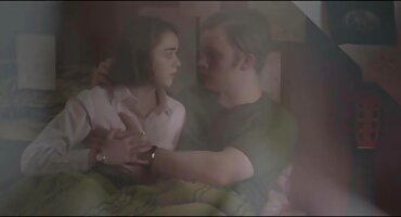 ഒരു പുരുഷനുമായി ലൈംഗിക ബന്ധത്തിൽ ഏർപ്പെടുന്നതിന് മുമ്പ് സ്ത്രീ കോഴിയെ കുടുക്കുന്നു