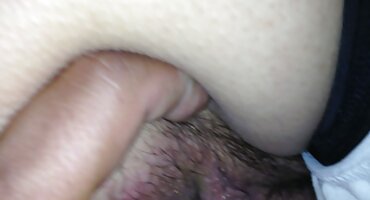 ഗാംഗ്ബാങ്ങിൽ, മനുഷ്യൻ കഴുതയിലെ നായിന്റെ മോനെ സുഖിപ്പിച്ച് സന്തോഷത്തിൽ എത്തുന്നു