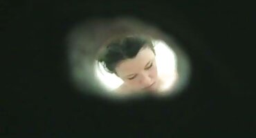 വിശാലമായ സോഫയിൽ ഒരു യുവ ദമ്പതികളുടെ ആവേശകരമായ വീട്ടിൽ സെക്സ്