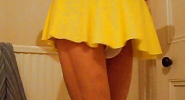 വീട്ടിലെ ഏറ്റവും മികച്ച പാരമ്പര്യത്തിൽ യുവതിയെ പീഡിപ്പിക്കുന്നു