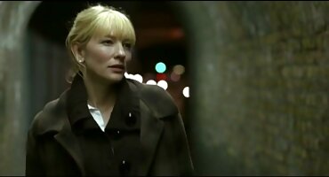 പിയാനോ കളിച്ച ശേഷം, പെൺകുട്ടി കാമുകനൊപ്പം കഴുത്തിൽ കുത്തുന്നു