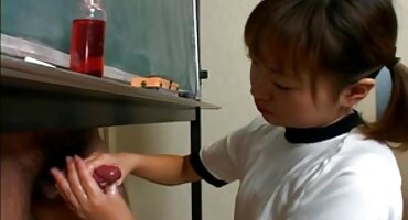 പുരുഷൻ തന്റെ ഭാര്യയെ എല്ലാ ദ്വാരങ്ങളിലും പിടിച്ച് രതിമൂർച്ഛയിലേക്ക് കൊണ്ടുവരുന്നു