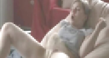 ആപ്പിസിംഗ് കാമുകൻ സോഫയിൽ ജൂറി വേശ്യ