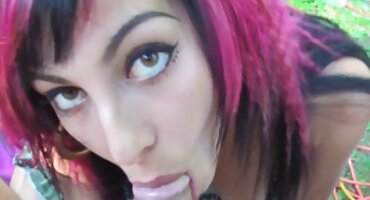 ഭർത്താവിന് മുന്നിലിരിക്കുന്ന പുരുഷൻ ഒരു നേർത്ത ബ്ലൌസുമായി ലൈംഗിക ബന്ധത്തിൽ ഏർപ്പെടുന്നു