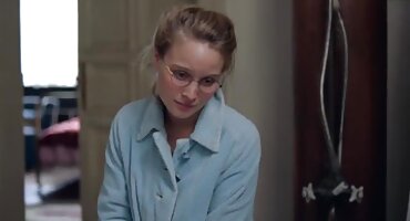 കറുത്ത വർഗ്ഗക്കാരുടെ കൂട്ടം വലിയ കോഴികളുമായി പക്വതയാർന്ന ബേബി