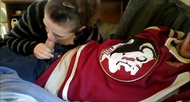 യുവാവ് വികാരാധീനനായി പക്വതയുള്ള വെളുത്തുള്ളി, അവളെ രതിമൂർച്ഛയിലേക്ക് കൊണ്ടുവരുന്നു