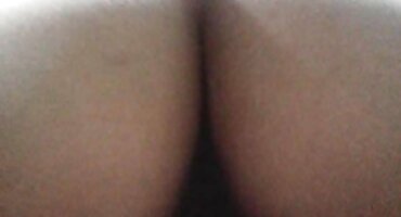 കഫേയിൽ, വെയിറ്ററും സന്ദർശകനും കഴുതയിൽ ഒരു യുവ നഗ്നയായ പെൺകുട്ടി