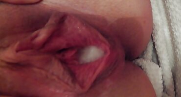 ആൺകുട്ടികൾ ഒരു മെലിഞ്ഞ പെൺകുട്ടിക്ക് ഒരു മസാജ് നൽകുന്നു, അവൾ ഗുണനിലവാരമുള്ള ലൈംഗികത ഉപയോഗിച്ച് തിരിച്ചടയ്ക്കുന്നു