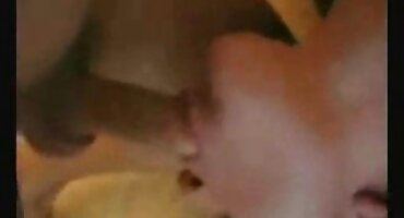 സ്റ്റെയർകേസ് തുറന്ന ഫ്ലൈറ്റിൽ ഒരു മെലിഞ്ഞ സുന്ദരി