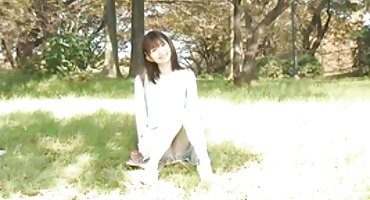 പ്രായപൂർത്തിയായ ലെസ്ബിയനുകളുടെ ഒരു ത്രികോണത്തിൽ യുവാവ് വ്യാപിച്ചു