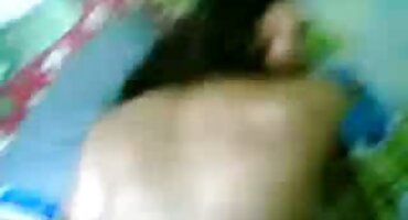 ഭ്രാന്തൻ പ്രേമികൾ പതുക്കെ ഒരു വിശാലമായ കിടക്ക പരസ്പരം ഫക്ക്