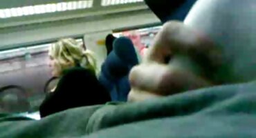 സ്ലിം ബ്ലൊംദ് അവളുടെ ഭർത്താവും അവന്റെ സുഹൃത്തും ഫക്ക് നൽകുന്നു