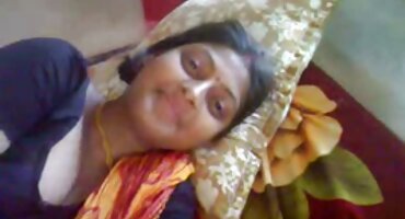 ഗേൾ അനലോഗ് ഹോളിൽ ആൺകുട്ടിയെയും അവളുടെ വായ് നൽകുന്നു