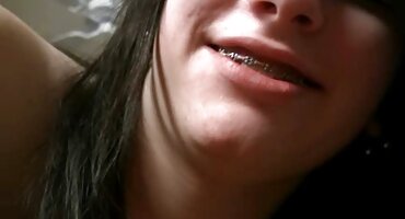 അസ്ഥികൂടങ്ങള് കൊണ്ട് അലങ്കരിച്ച കണ്ണടയില് അമ്മ മകന് തന്നെത്തന്നെ നല്കി