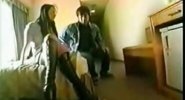 ബിയു ഒരു ബ്രൌണിന്റെ കഴുതയെ ഇഷ്ടപ്പെടുന്നു, അത് ചൂടാക്കുന്നതിനുമുമ്പ് ചൂടാക്കുന്നു