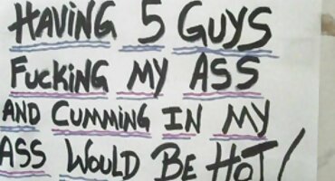 ചെറുപ്പക്കാരൻ വലിയ കോഴി കഴുതയിൽ ബ്ലൊംദെദ് ചെയ്തു