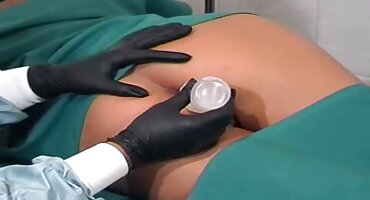 മനോഹരമായ കാലുകൾ ലെസ്ബിയൻസ് കൈകാര്യം ഒപ്പം മുട്ടുകുത്തി