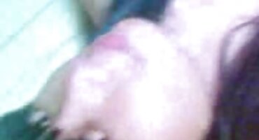 അമ്മ മകളെ കെട്ടിപ്പിടിച്ചു, അമ്മയെ കെട്ടിപ്പിടിച്ച് ഒരു സ്ട്രാപ്പ് - ഓൺ