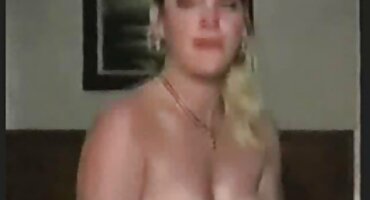 പക്വതയുള്ള റെഡ്ഹെഡ് സ്വയംഭോഗം സ്വയം ക്ലിറ്റ് വൈബ്രേറ്റർ