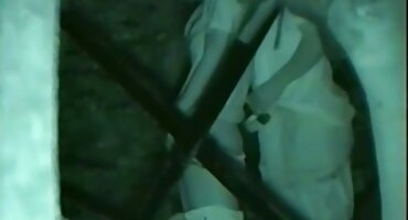 പക്വതയുള്ള സ്ത്രീ അവളുടെ ഭർത്താവിനെ ശല്യപ്പെടുത്തുകയും ശല്യപ്പെടുത്തുകയും ചെയ്യുന്നു