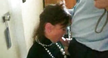 അഭിമുഖത്തിൽ, ഒരു വലിയ കോഴിയുമായി ഒരാൾ മേശപ്പുറത്ത് ഒരു യുവ സുന്ദരിയെ തല്ലുന്നു